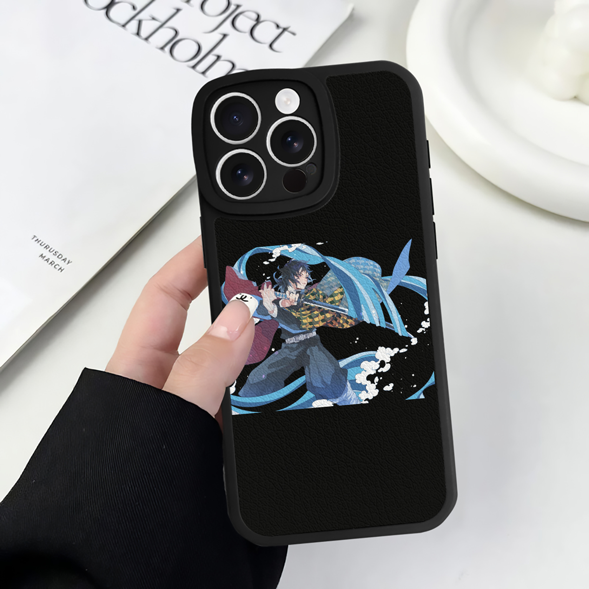 （画像用） 鬼滅の刃（きめつのやいば）水柱-冨岡 義勇／とみおか ぎゆう Tomioka Giyuu 【iPhone 16シリーズ対応】シリコンスマホケース（レザー調） 材質：シリコン